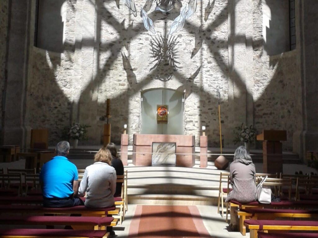 V srdci Neratova se pravidelně scházíme, abychom společně slavili mši svatou